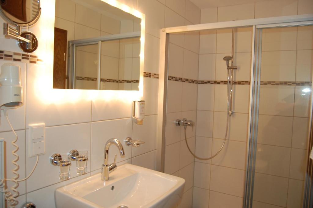 Koupelna v ubytování Hotel Grüner Baum mit Restaurant & Wellness