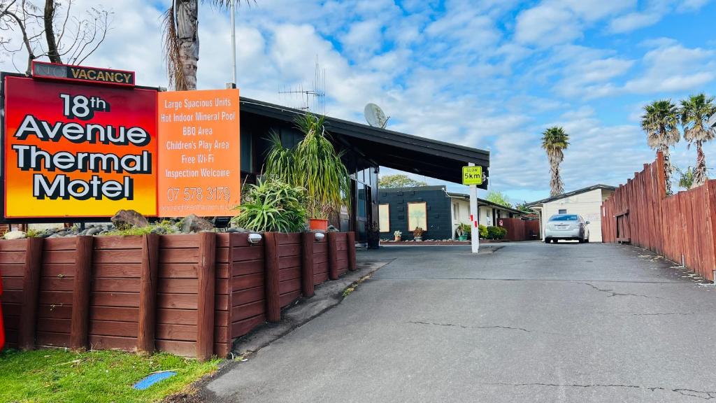 una señal para un motel termal en una calle en 18th Avenue Thermal Motel, en Tauranga