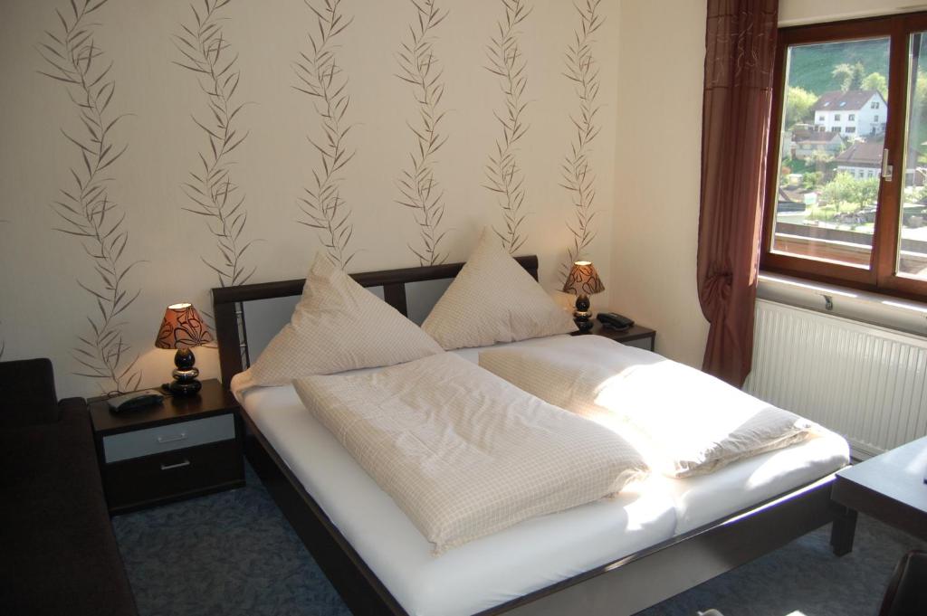 Postel nebo postele na pokoji v ubytování Hotel Grüner Baum mit Restaurant & Wellness