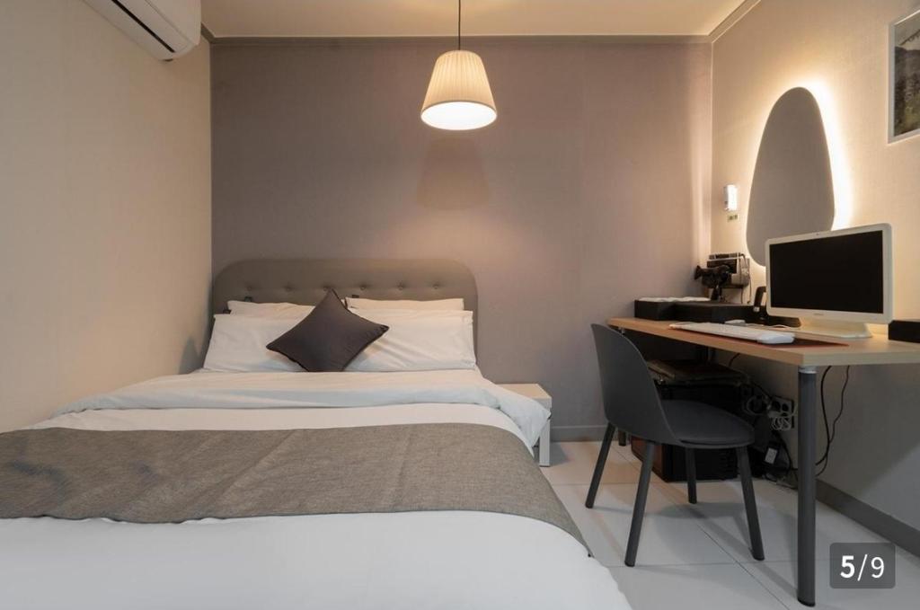 Postel nebo postele na pokoji v ubytování Ggumgguda Hotel