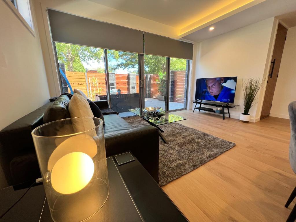 TV a/nebo společenská místnost v ubytování Stunning Dickson Luxe 3BR 2Bath Double Garage WiFi Brand New Home