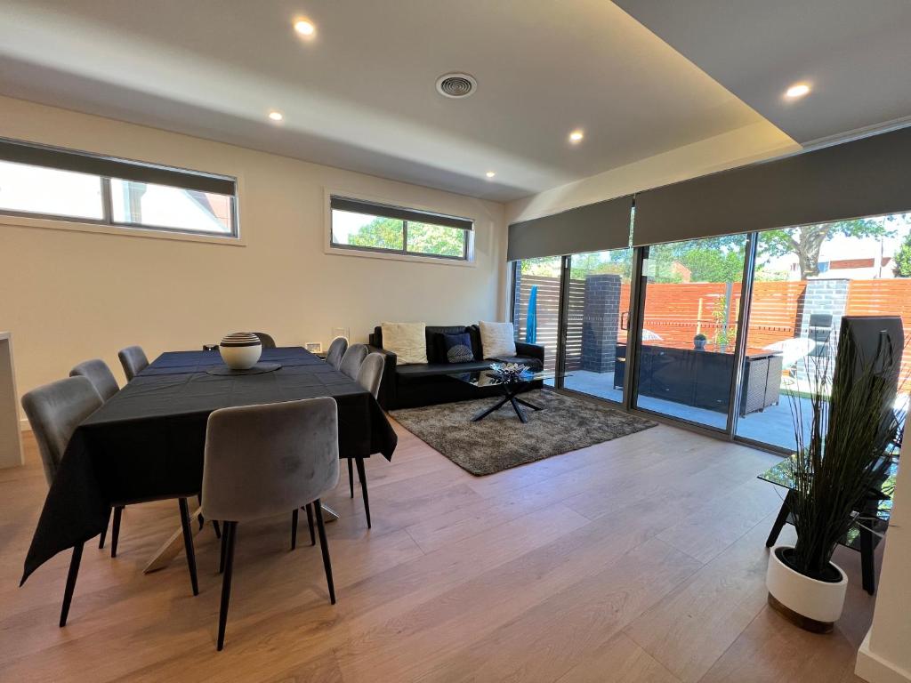 Posezení v ubytování Stunning Dickson Luxe 3BR 2Bath Double Garage WiFi Brand New Home