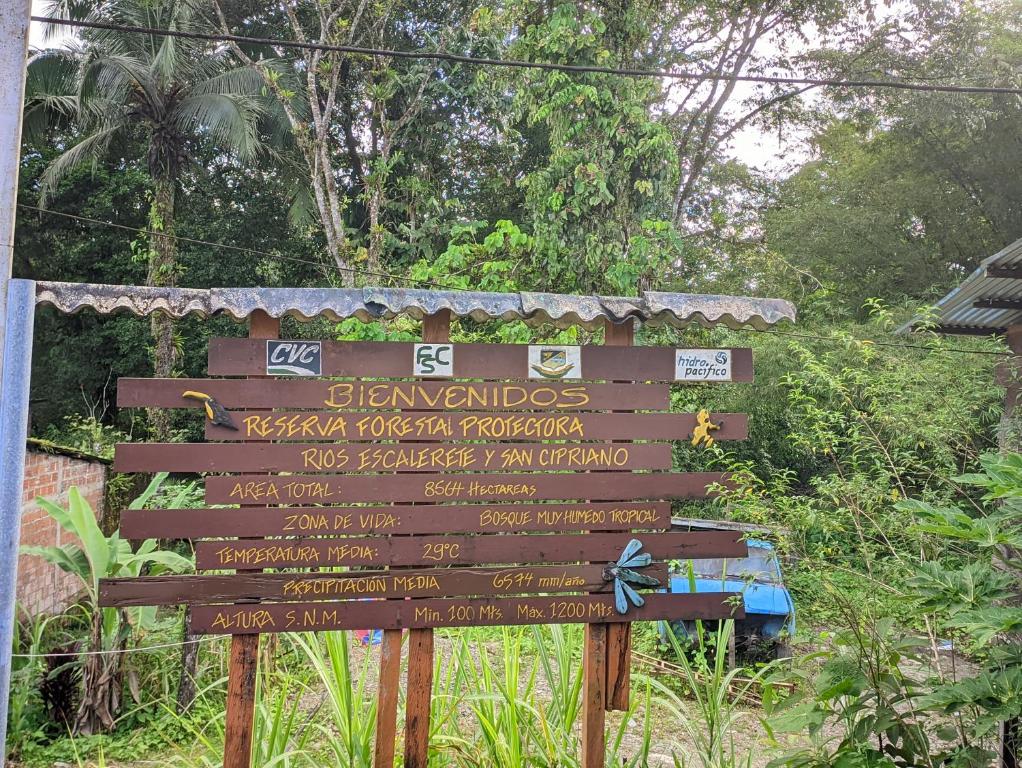 a wooden sign in front of a forest at Comodo Alojamiento en San cipriano in San Cipriano