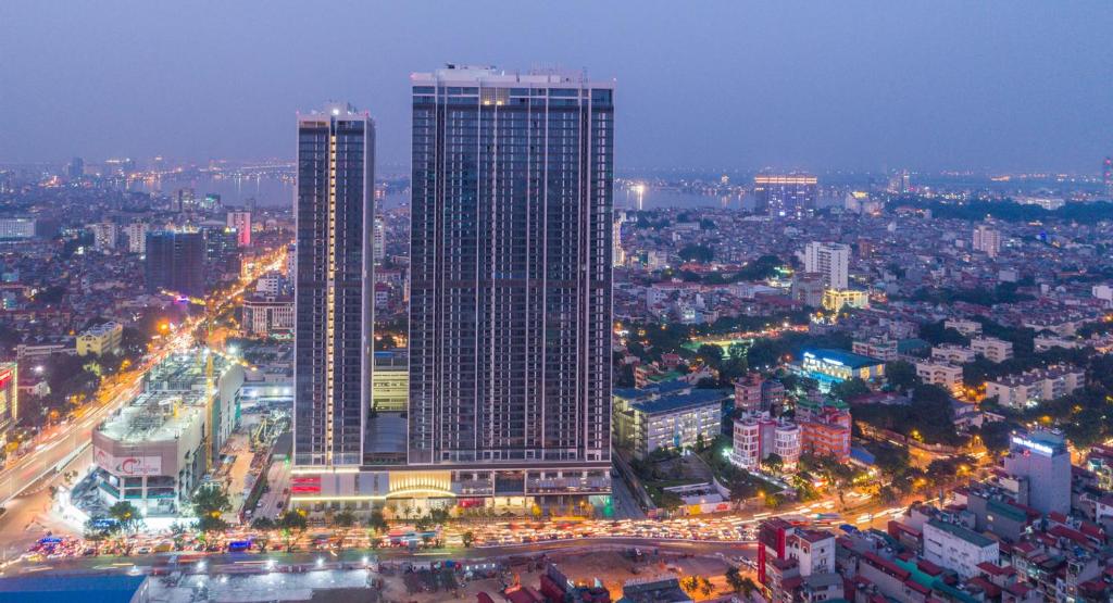 uitzicht op een stad in de nacht met gebouwen bij Vinhomes Metropolis luxury Hotel & Residence in Hanoi