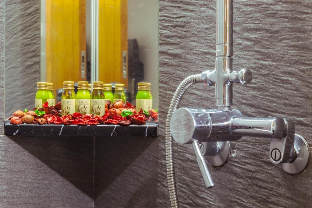 a tray of food and bottles of oil next to a shower at Pacific Business Hotel in Taipei