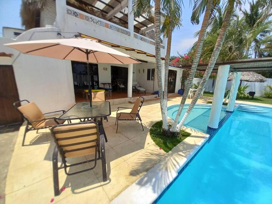 Bazén v ubytování Chalet Rincón Tortuga 4 habitaciones para 18 a 20 personas Máximo nebo v jeho okolí