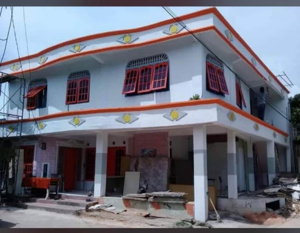 BagamにあるHotel O Homestay OrangeNearNagoya Hill Shopping Mallの白い家