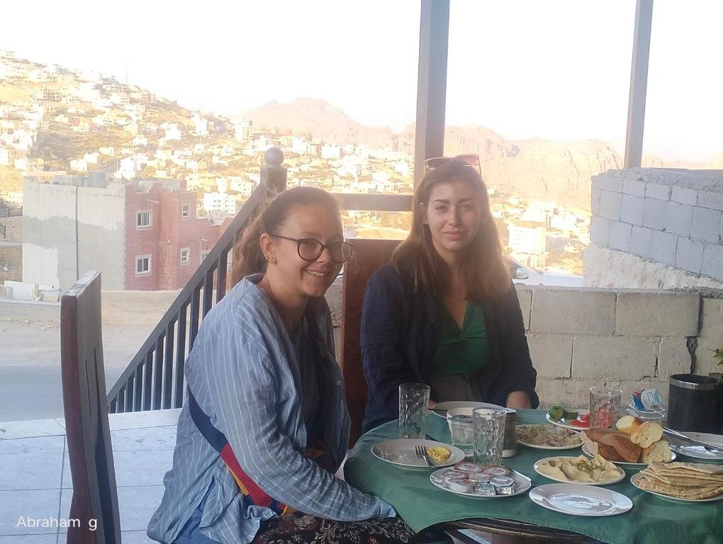 twee vrouwen aan een tafel met eten bij ZRIZIRA INN in Wadi Musa