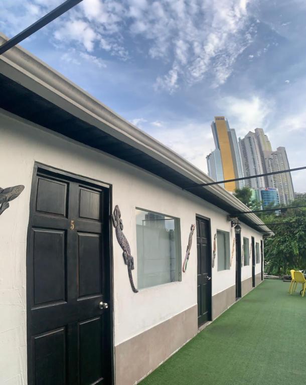 un edificio con decorazioni lucertola sul lato di Hostal Loco Coco Loco a Città di Panama