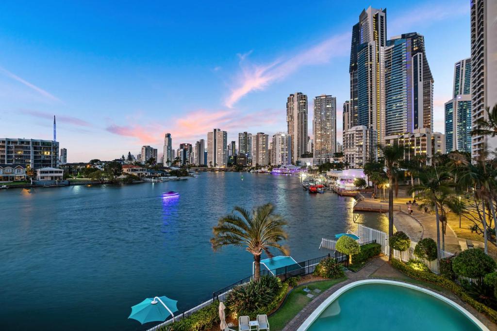 Amazing Water Views Surfers Paradise في غولد كوست: اطلالة على مدينة بها نهر ومباني