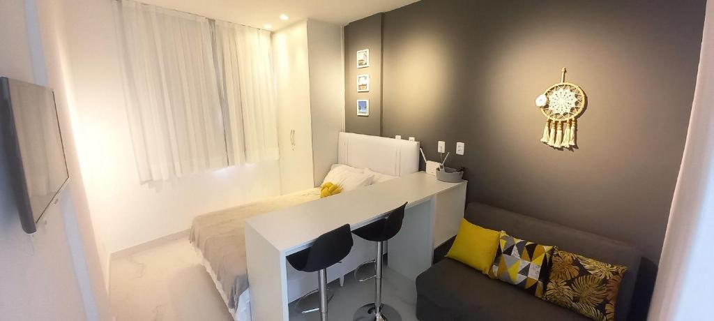 Habitación pequeña con mesa blanca y sillas en Moderno e Reformado Studio em Copacabana, en Río de Janeiro
