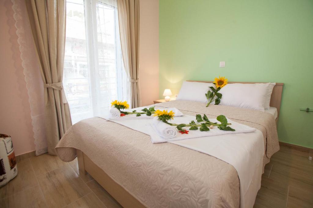 Postel nebo postele na pokoji v ubytování Kentrikon Suites