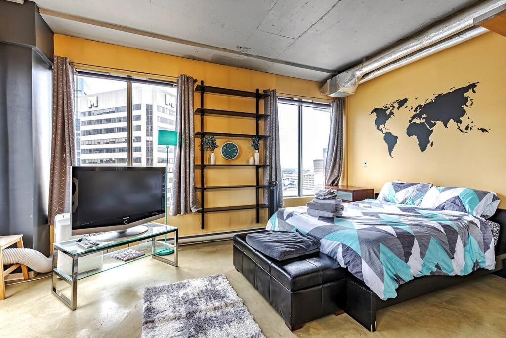 埃德蒙頓的住宿－Industrial-Style Cityscape 1 Bedroom Loft，墙上有一张世界地图的卧室