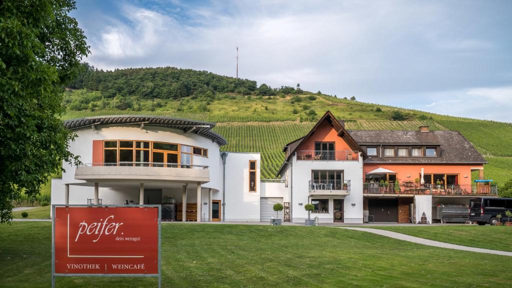 ein Haus mit einem Schild davor in der Unterkunft Weingut Peifer in Traben-Trarbach