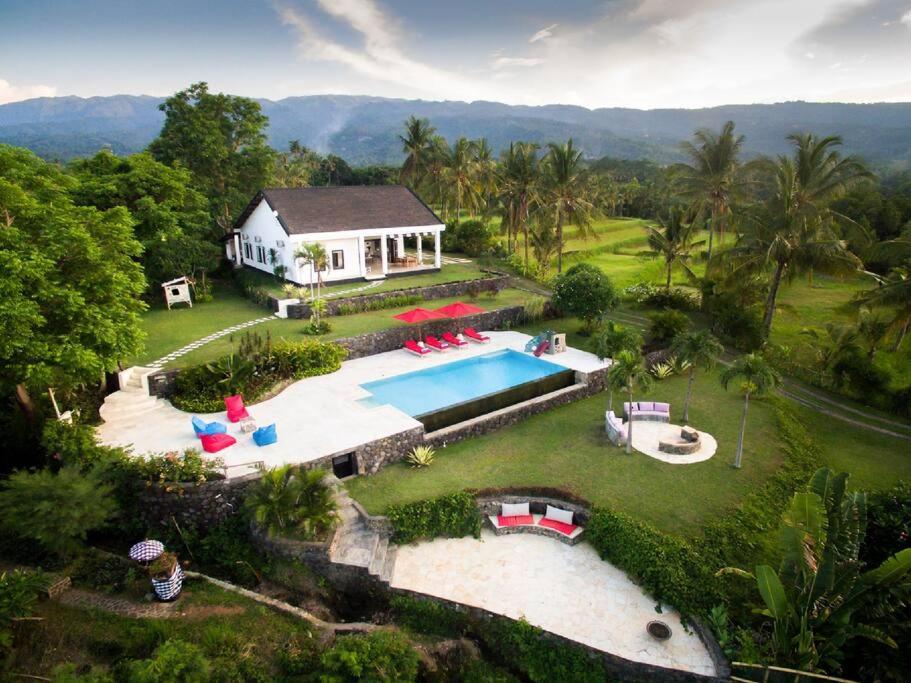 eine Luftansicht eines Hauses mit Pool in der Unterkunft Seaview Villa near Lovina - Villa Bloom in Buleleng