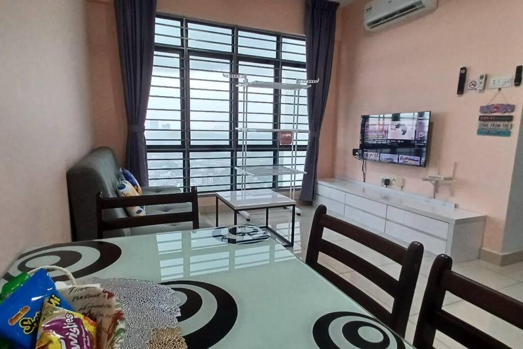 ein Wohnzimmer mit einem Tisch und einem Esszimmer in der Unterkunft Homestay ARC_Cozyhome @ Austin Hills in Johor Bahru