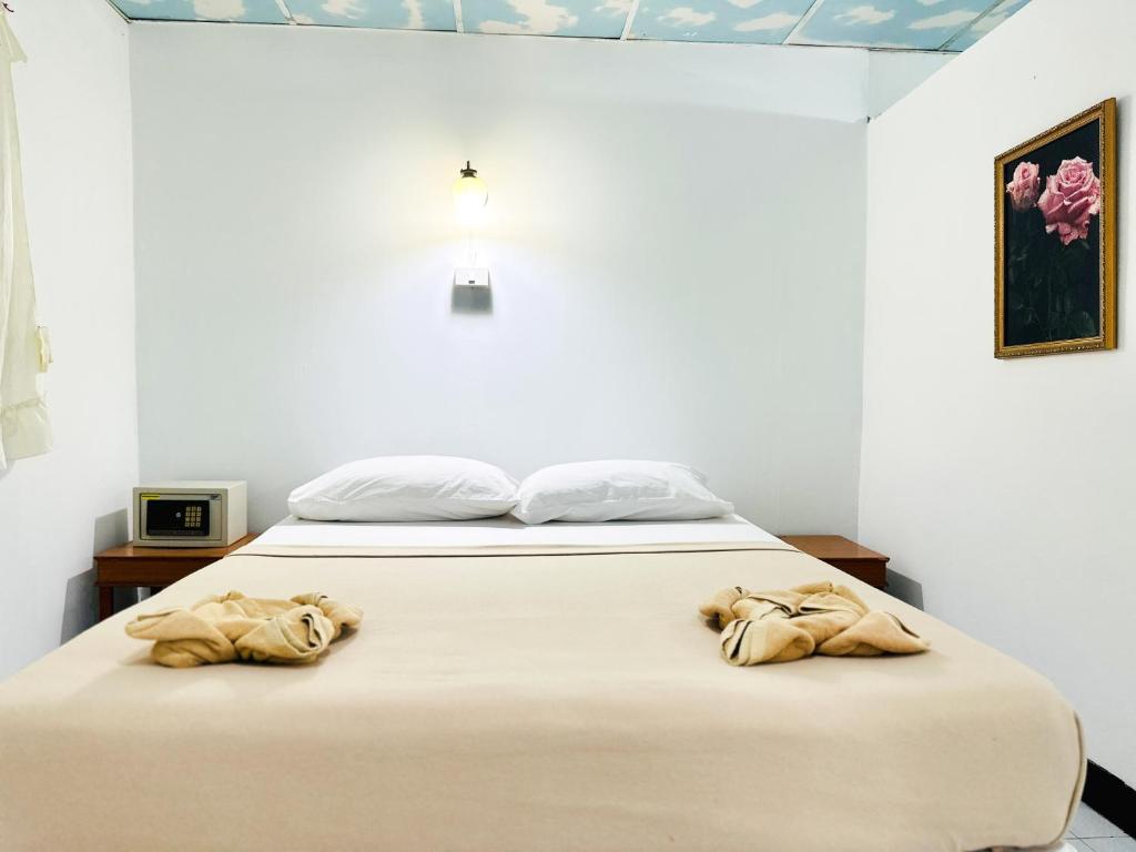 Postel nebo postele na pokoji v ubytování Bang sit Guest House