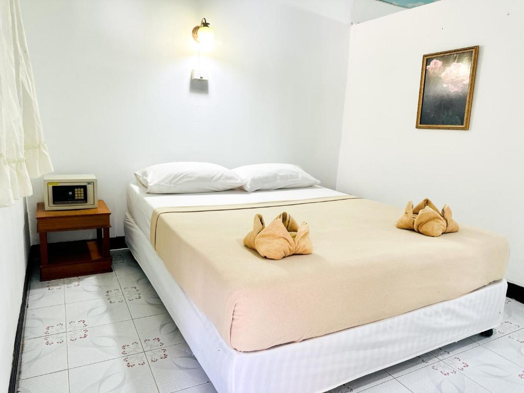 Postel nebo postele na pokoji v ubytování Bang sit Guest House