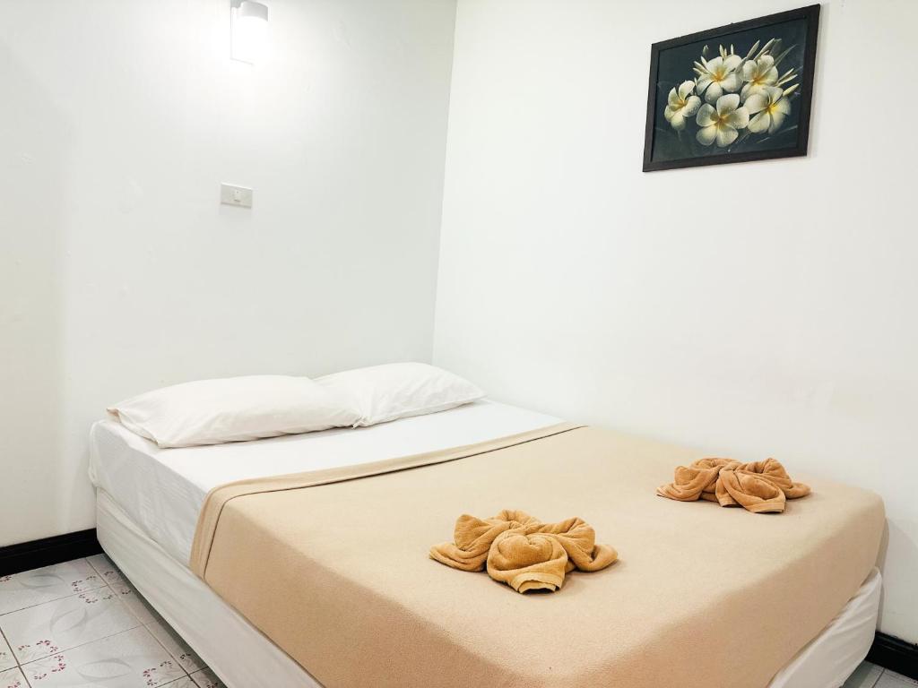 Postel nebo postele na pokoji v ubytování Bang sit Guest House