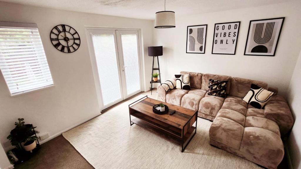uma sala de estar com um sofá e uma mesa de centro em 2 Bed Cosy Aylesbury House with Parking em Buckinghamshire