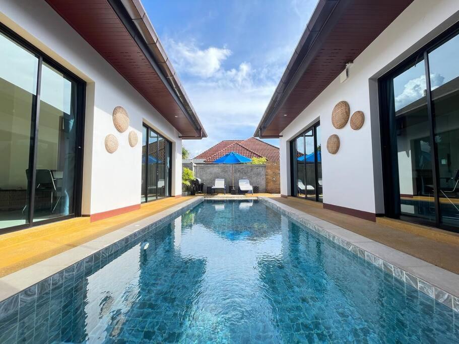 Bazén v ubytování Bang Tao Villa nebo v jeho okolí
