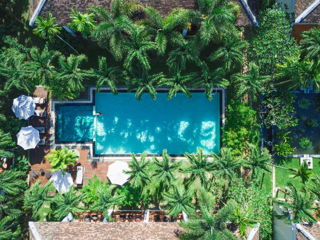 uma vista sobre uma piscina com palmeiras em Green Park Boutique Hotel em Vientiane