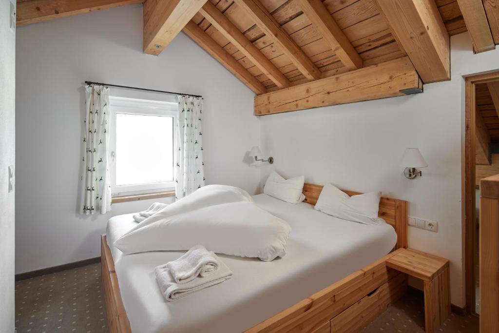 Postel nebo postele na pokoji v ubytování Alpenhaus Montafon by Pferd auf Wolke