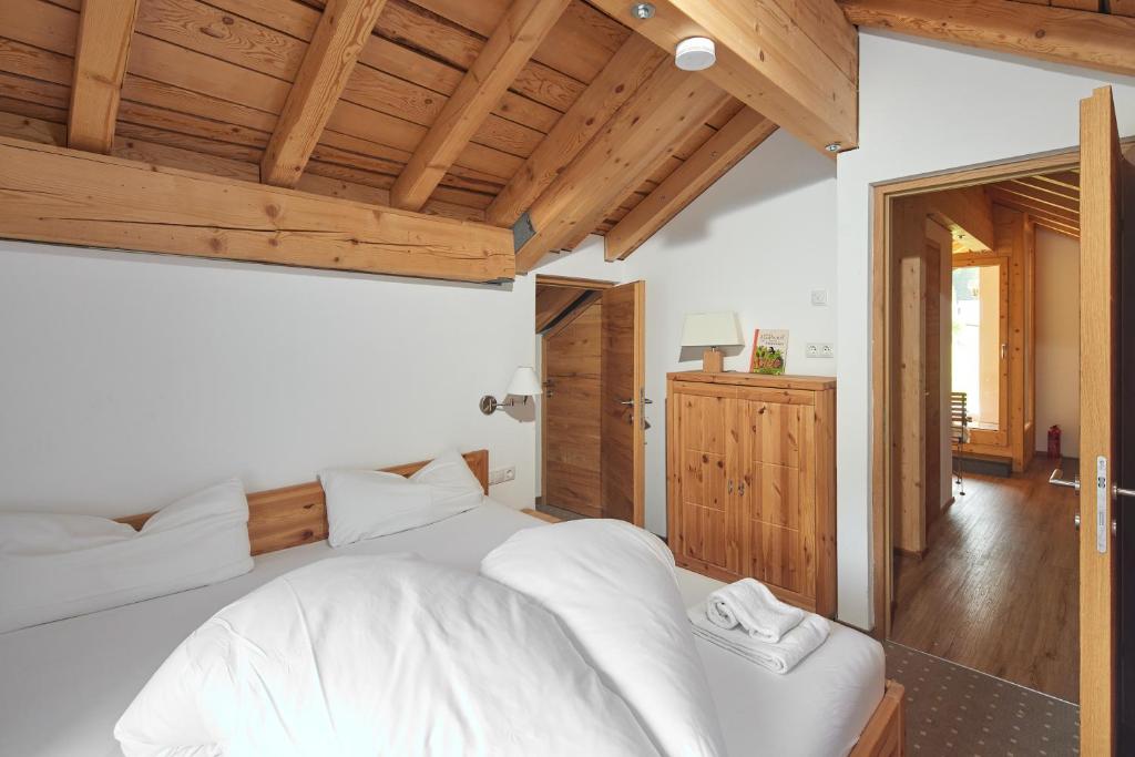 Postel nebo postele na pokoji v ubytování Alpenhaus Montafon by Pferd auf Wolke