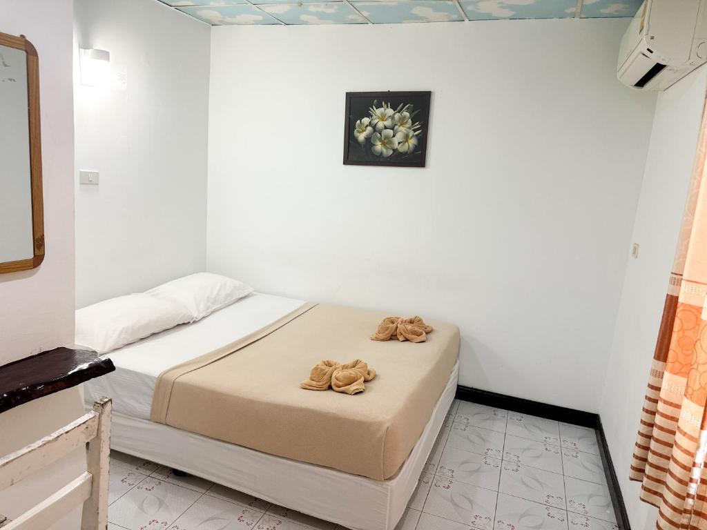 Postel nebo postele na pokoji v ubytování Bang sit Guest House