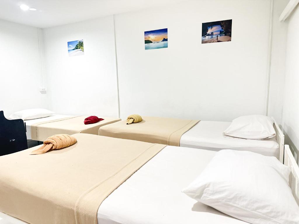 Postel nebo postele na pokoji v ubytování Bang sit Guest House