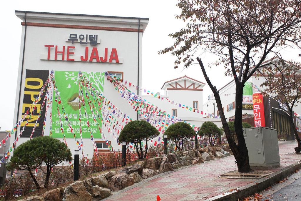 un edificio con una señal para el jala en Hotel The Jaja, en Gongju