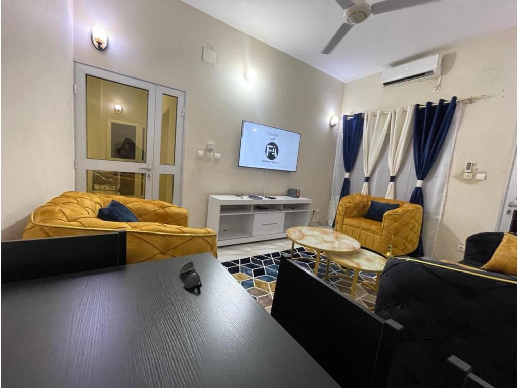 sala de estar con sofá y TV en Residence in Tounkaranke, en Bamako