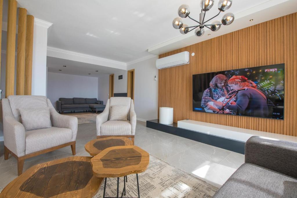 TV a/nebo společenská místnost v ubytování Kalkan Kalamar Plajı Denize Sıfır Villa Elana 1