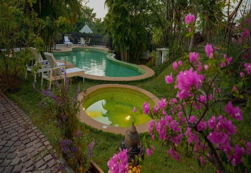 Pemandangan kolam renang di Emerald Leaf - Villa Mohor atau berdekatan