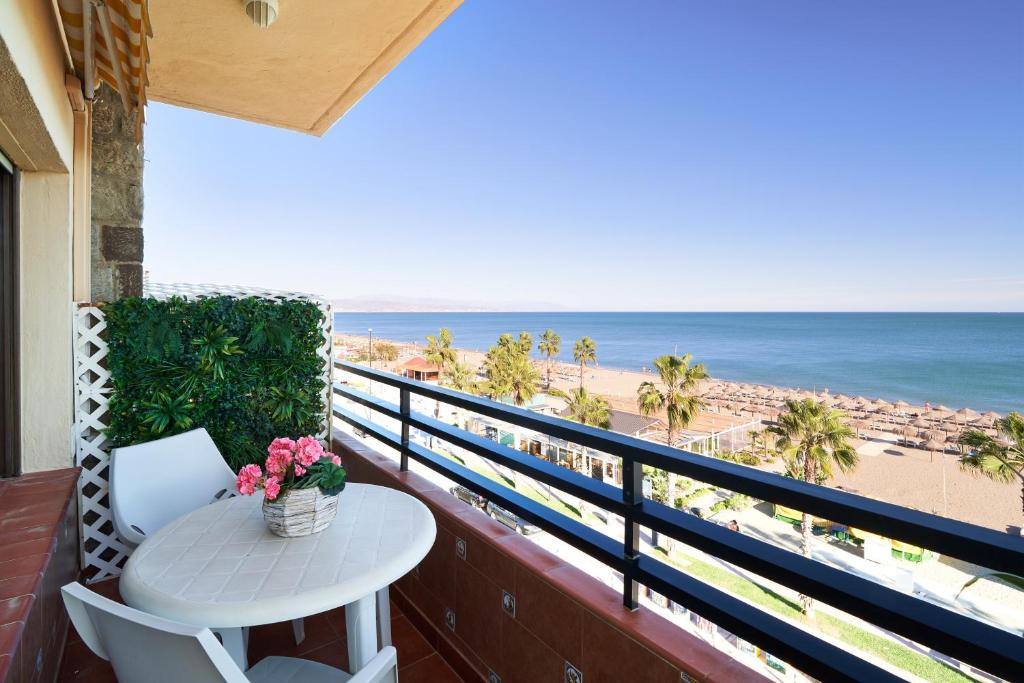 een balkon met een tafel en uitzicht op het strand bij Playa Bajondillo Terrace - Free Parking in Torremolinos