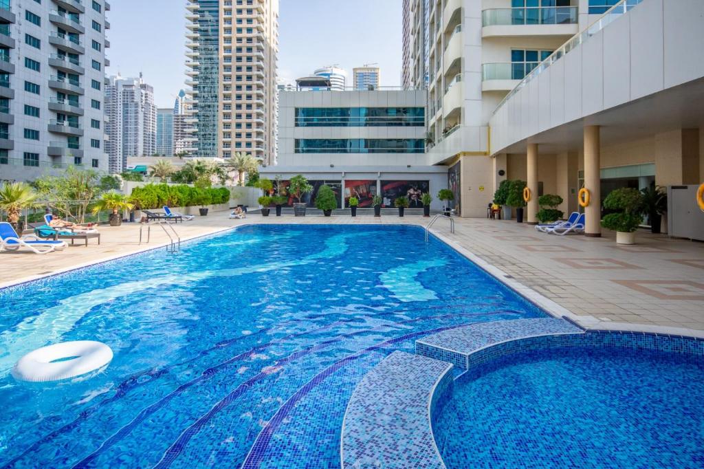 Bazén v ubytování LUX Spectacular Dubai Marina View Apartment nebo v jeho okolí