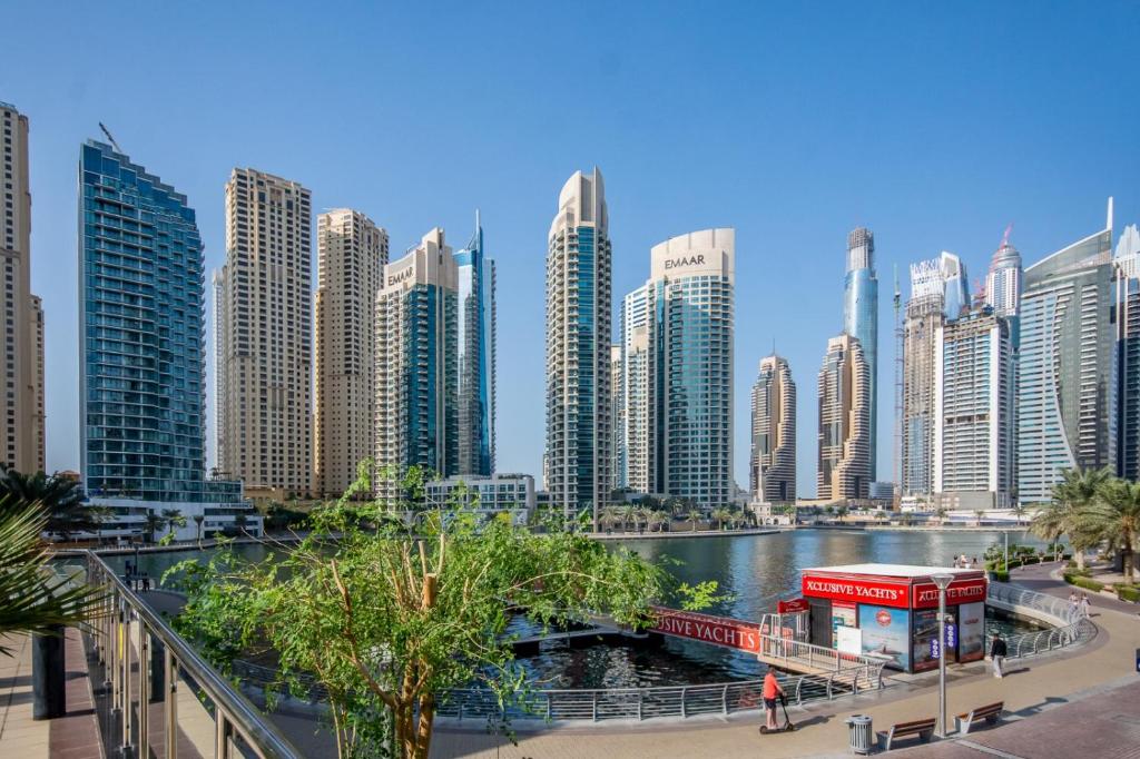 Nespecifikovaný výhled na destinaci Dubaj nebo výhled na město při pohledu z apartmánu
