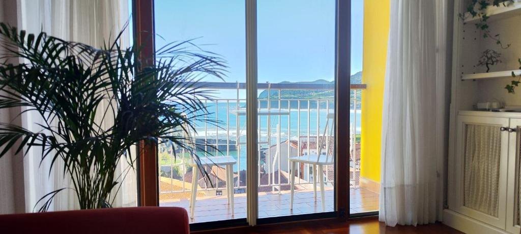 蒙達卡的住宿－Mundaka Izaro Eye，客房设有海景大窗户。