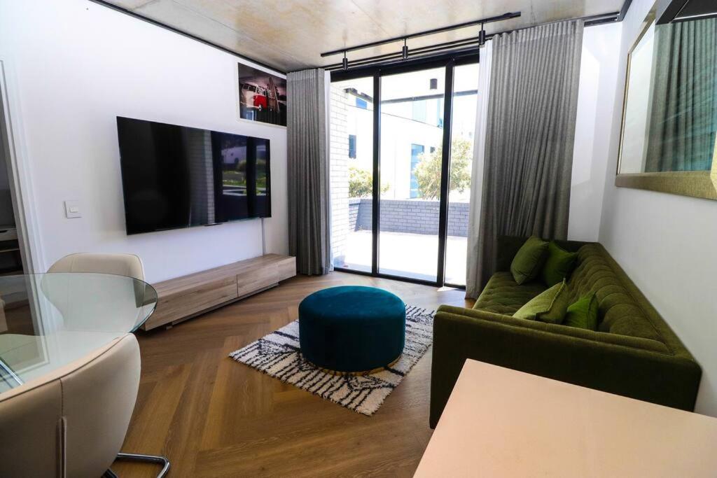 Ruang duduk di Modern apartment in Century City