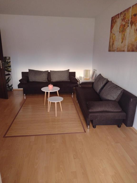ein Wohnzimmer mit einem Sofa und einem Tisch in der Unterkunft Neue Kurzzeitvermietung in Geretsried
