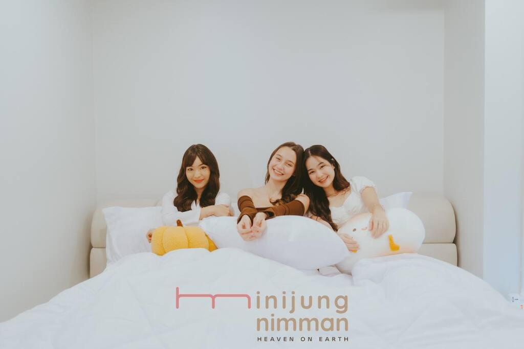 - 3 filles sur un lit avec une affiche de cinéma dans l'établissement Mini Jung Karaksa, à Chiang Mai