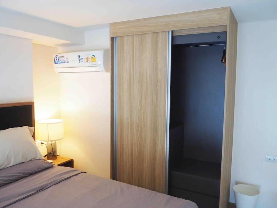 Postel nebo postele na pokoji v ubytování 2309 Siamese素坤逸87 Loft 空中酒吧 高层景观 BTS On Nut