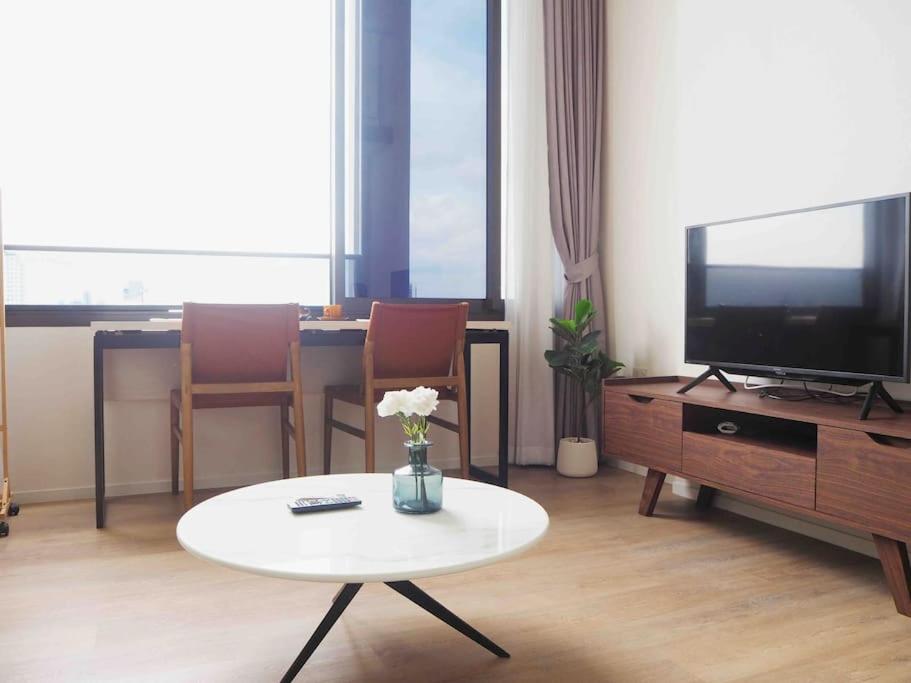 TV a/nebo společenská místnost v ubytování 2309 Siamese素坤逸87 Loft 空中酒吧 高层景观 BTS On Nut