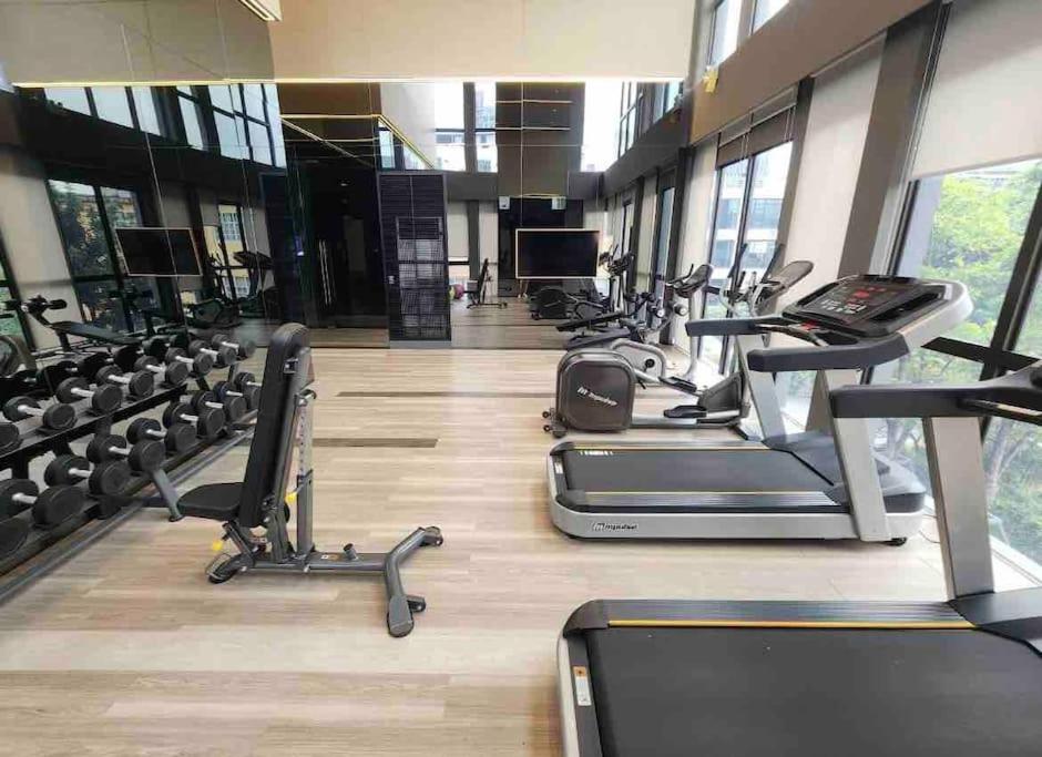 Fitness centrum a/nebo fitness zařízení v ubytování 2309 Siamese素坤逸87 Loft 空中酒吧 高层景观 BTS On Nut