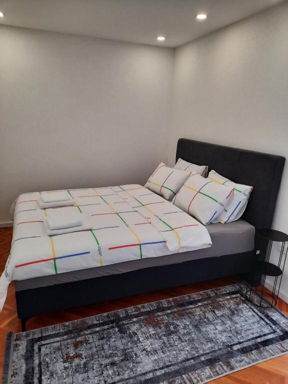 1 dormitorio con cama y alfombra en Sarajevo Ilidza, en Sarajevo