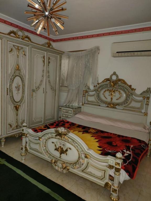 ein Schlafzimmer mit einem großen weißen Bett in einem Zimmer in der Unterkunft Luxury 3 rooms Flat in Kairo
