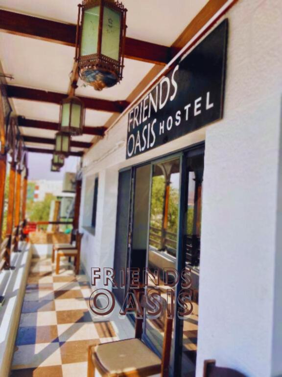un ristorante con un cartello che recita 
