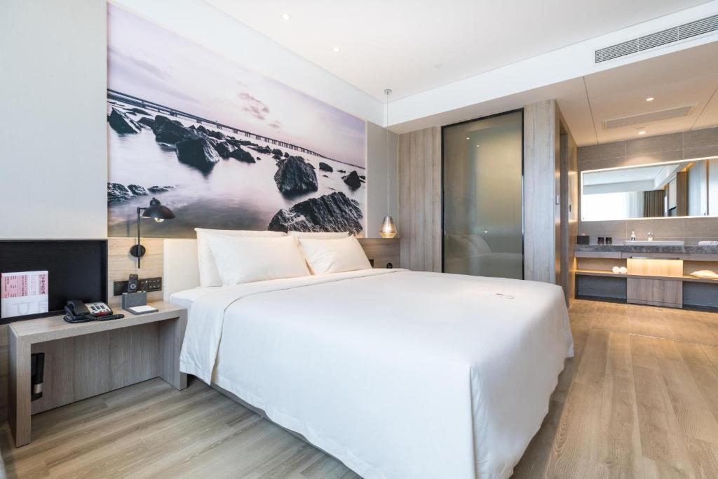 Postel nebo postele na pokoji v ubytování Atour Hotel Xiamen Jimei University