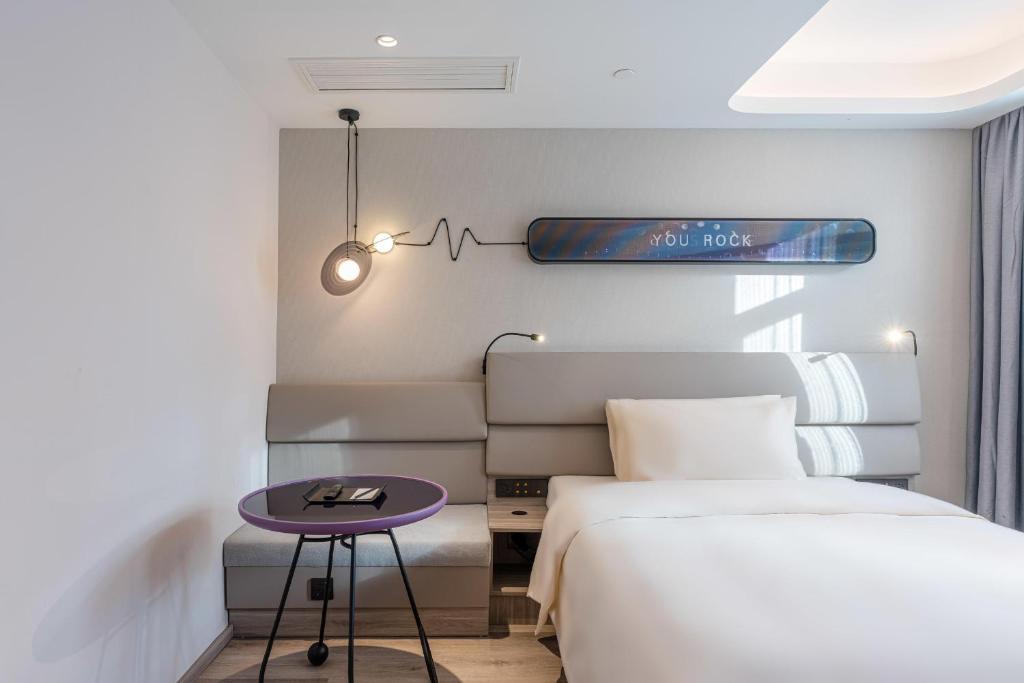 Postel nebo postele na pokoji v ubytování Atour Light Hotel Shanghai Xujiahui Jiaotong University
