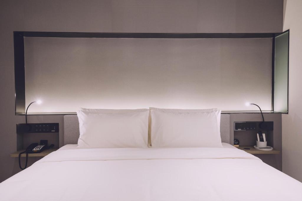 Postel nebo postele na pokoji v ubytování Atour S Hotel Shanghai Hongqiao Center Aegean
